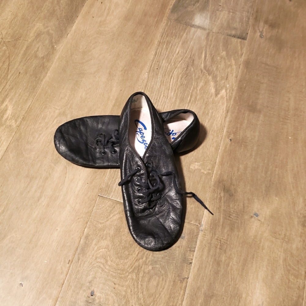 Capezio Jazz Shoe - leather split sole - size 8M.
